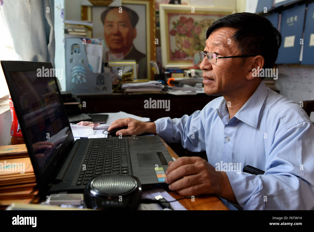 (151120) -- KUNMING, 20 novembre 2015 (Xinhua) -- Xiong Chaogui recherche les supports d'enseignement à son dortoir en ville Jiahanqing, Zhuang et miao de Wenshan Préfecture autonome, le sud-ouest de la province chinoise du Yunnan, le 17 novembre 2015. Seulement ayant une hauteur de 1,38 mètres, Xiong Chaogui, maintenant âgé de 51 ans et du groupe ethnique Zhuang, s'appelle le 'Mini' Principal de l'école primaire à Melong Jiahanqing Ville de Yunnan. Situé en zone montagneuse, l'école primaire Melong n'est pas à portée de l'extérieur, les 295 élèves de qui sont tous des minorités ethniques comme Miao, Zhuang et Yao. Xio Banque D'Images