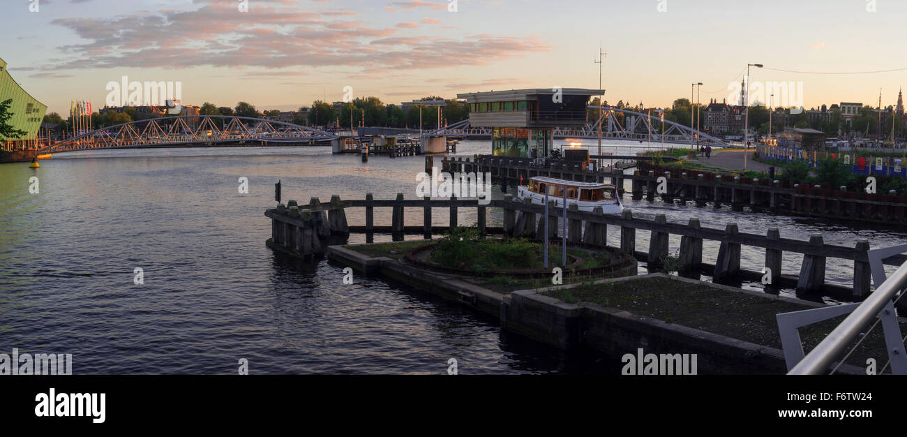 Vue panoramique sur l'Oosterdok et le Centre des sciences Nemo au coucher du soleil à Amsterdam Banque D'Images