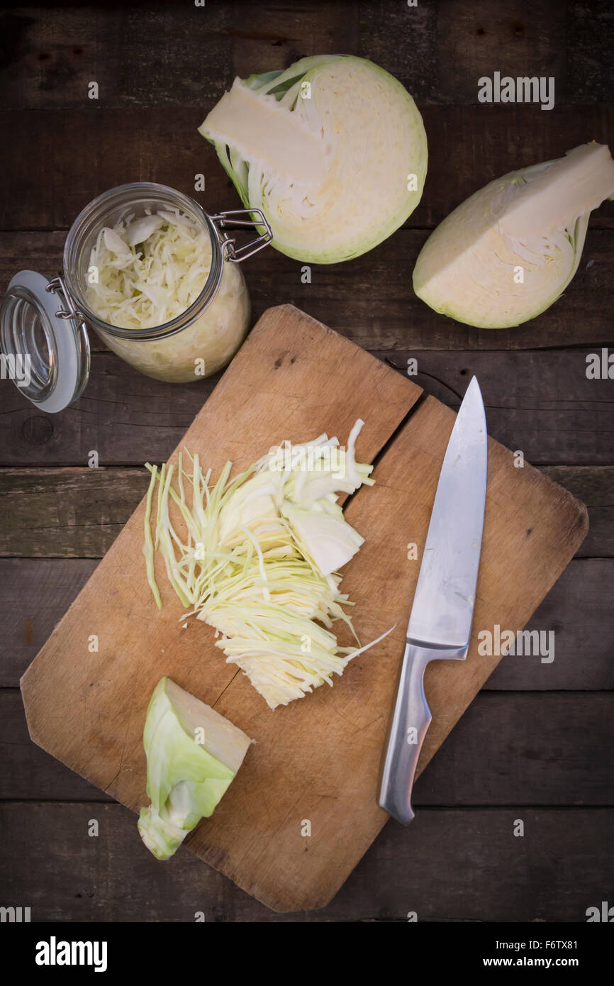 La fermentation de la choucroute, planche à découper et couteau, bocal Banque D'Images