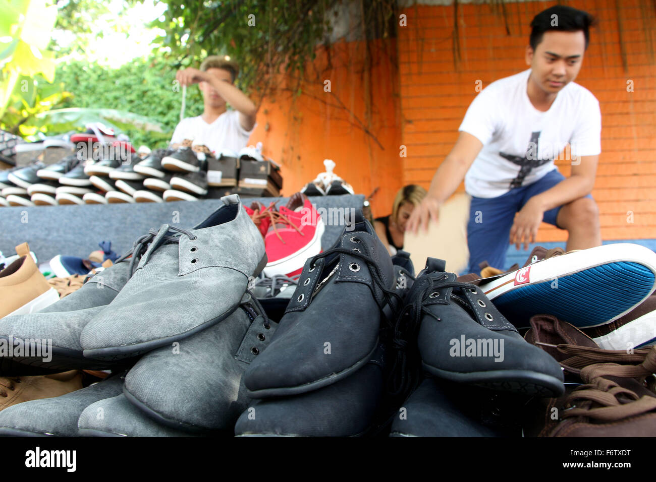 Manille, Philippines. 20 Nov, 2015. Une chaussure vendeur de rue à Manille la vente d'un divers marque de chaussures au prix le plus bas de chaque 300 dans n'importe quel style. Sur la base de la Coopération économique Asie-Pacifique (APEC) à Manille, le sommet de leaders s'engagent à améliorer l'intégration économique régionale en vertu de la zone de libre-échange de l'Asie-Pacifique (ZLEAP). Ils se sont également engagés à réduire la pauvreté, de soutenir les petites et moyennes entreprises dans les économies régionale et mondiale, l'établissement durable et des communautés résilientes. © Gregorio B. Dantes Jr./Pacific Press/Alamy Live News Banque D'Images