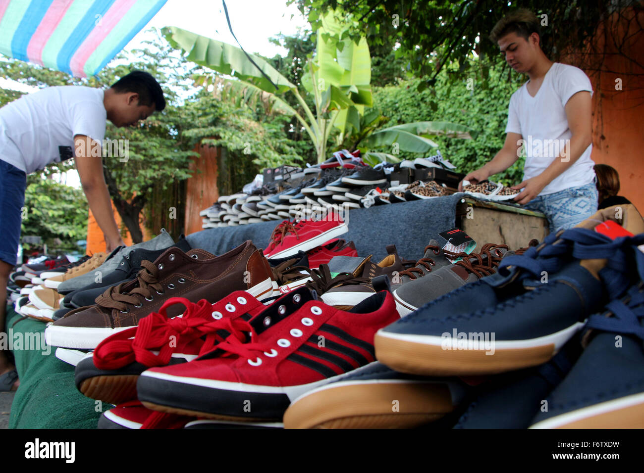 Manille, Philippines. 20 Nov, 2015. Une chaussure vendeur de rue à Manille  la vente d'un divers marque de chaussures au prix le plus bas de chaque 300  dans n'importe quel style. Sur