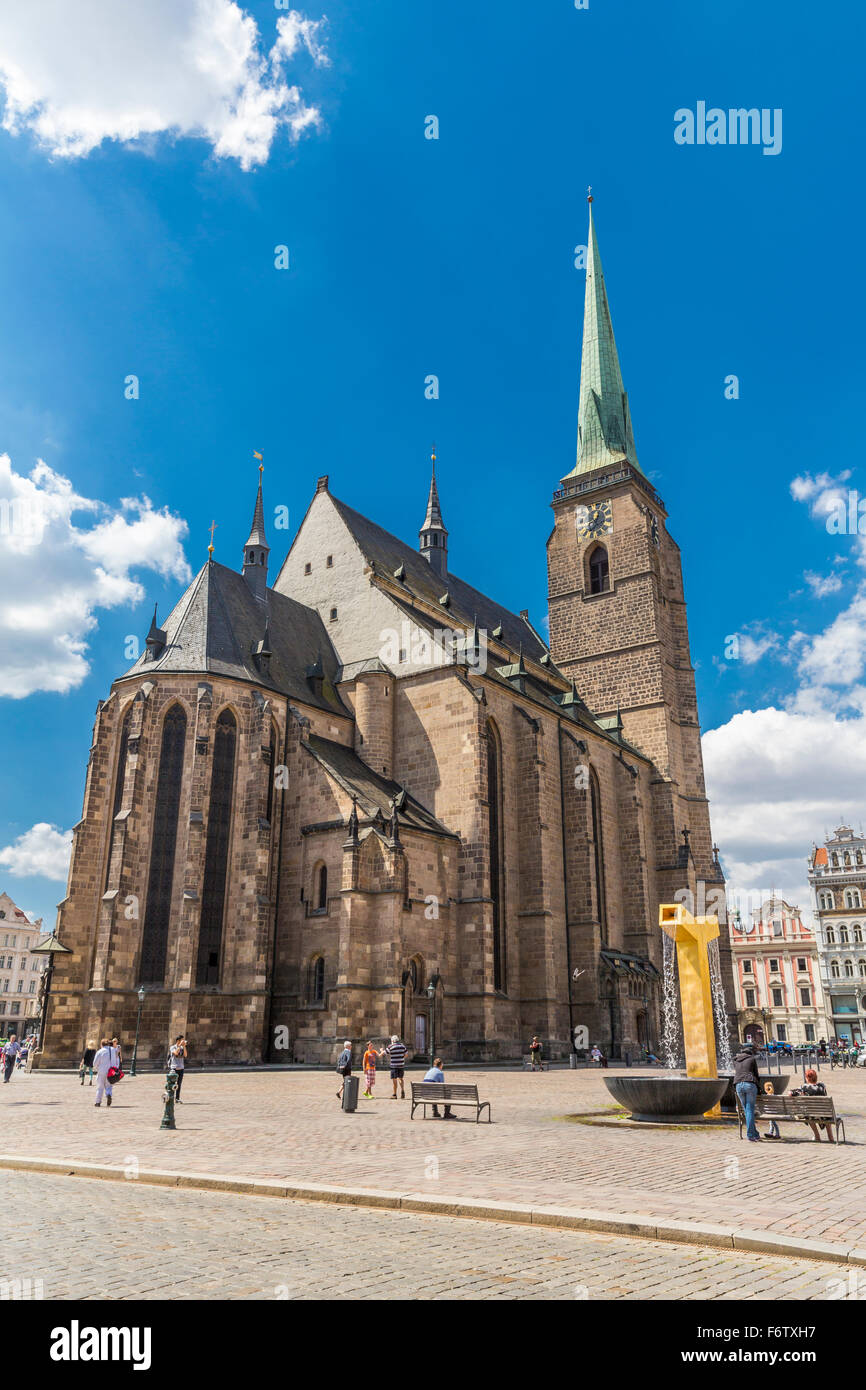 République tchèque, Plzen Région, Pilsen, place principale avec la cathédrale gothique Saint-Barthélemy Banque D'Images