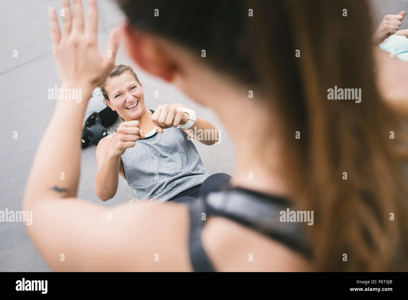 Les femmes ayant une piscine d'entraînement boot camp Banque D'Images