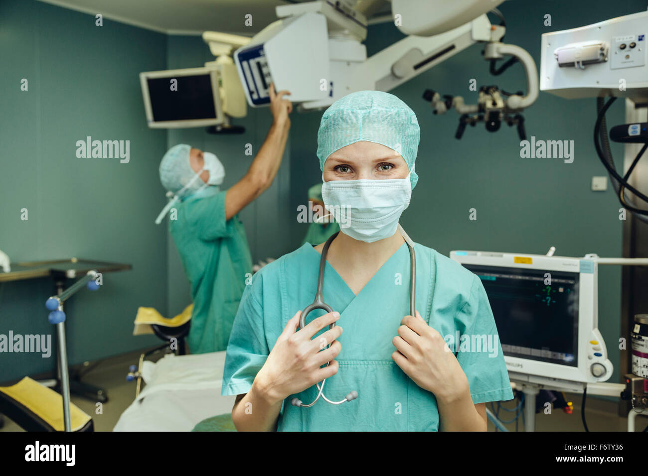 Portrait of smiling doctor in operating room Banque D'Images