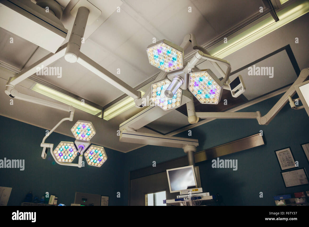 Lumières lumineuses au-dessus de table de salle d'opération Banque D'Images