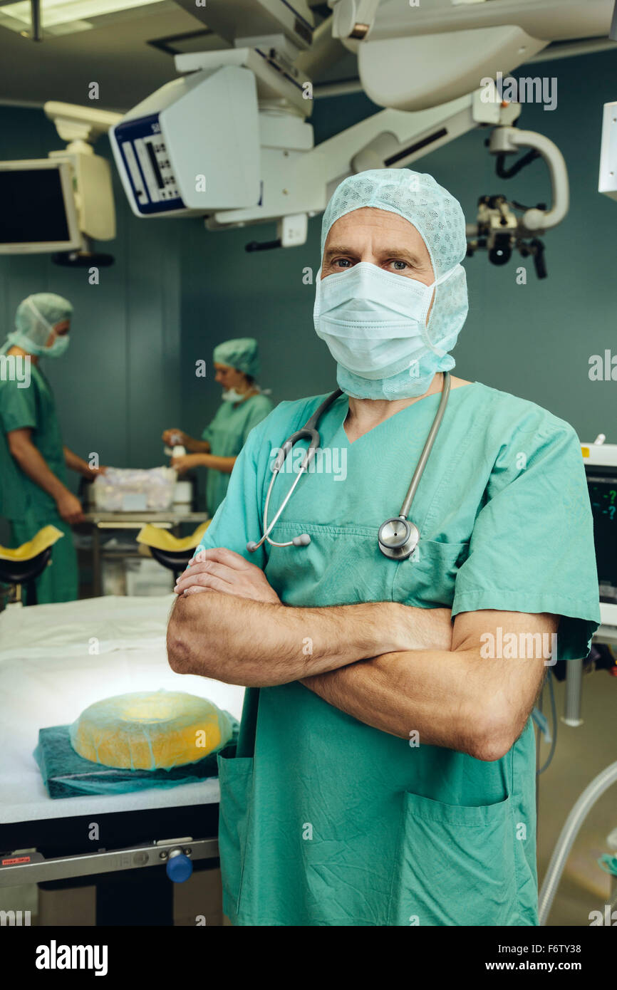 Portrait of smiling surgeon in operating room Banque D'Images