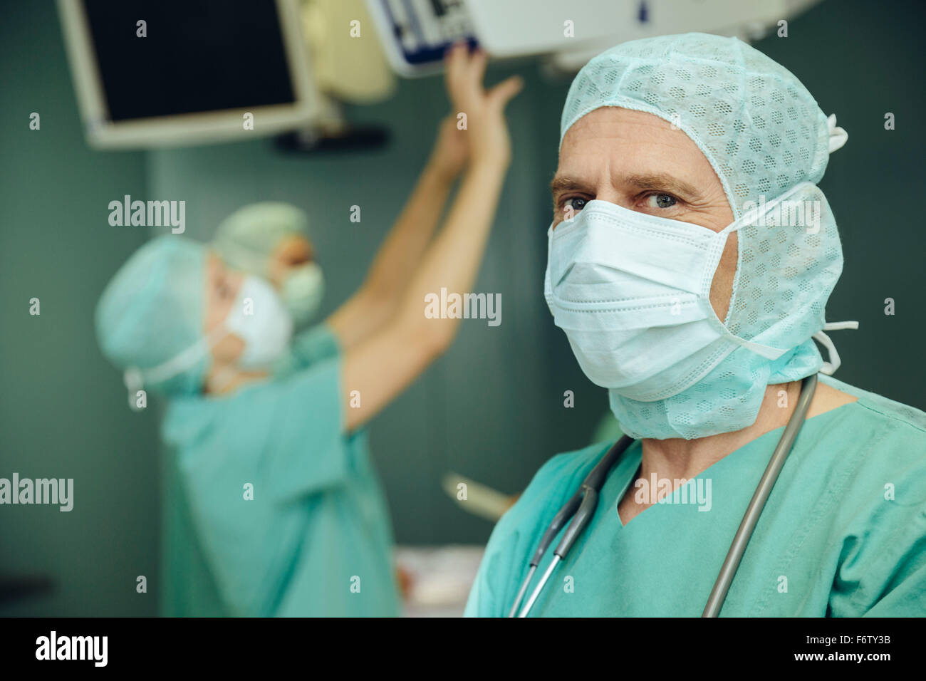 Portrait of surgeon in operating room Banque D'Images