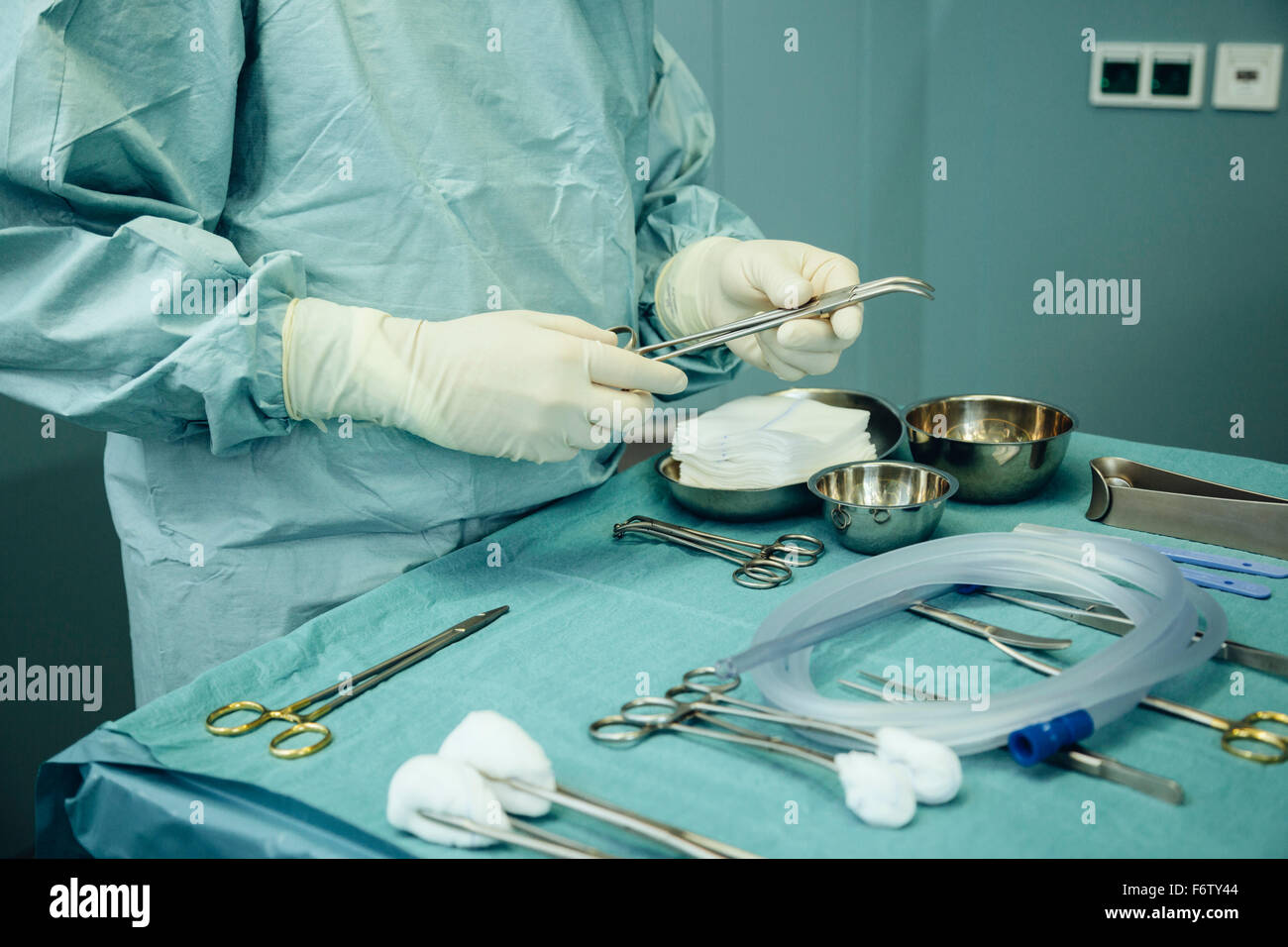 Les instruments chirurgicaux sont disposés sur une table dans la salle d'exploitation Banque D'Images