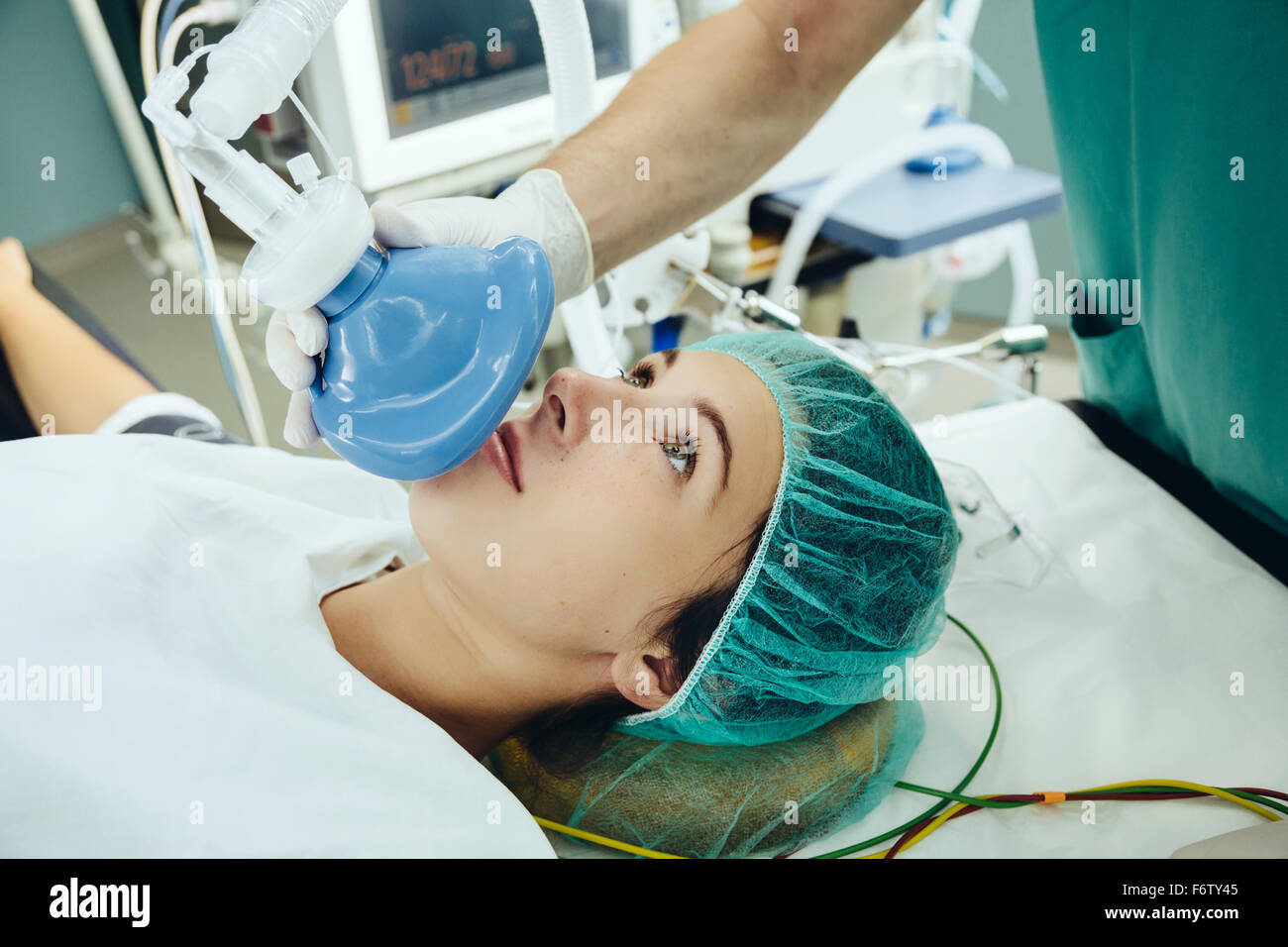 Patient sur table d'opération étant donné un masque d'anesthésie Banque D'Images