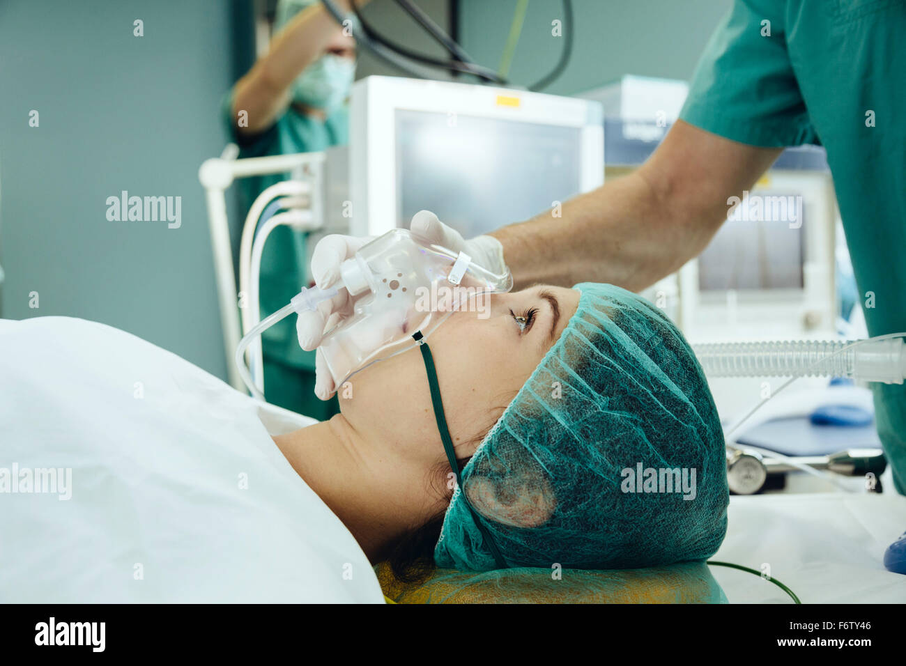 Patient avec un masque respiratoire sur table d'opération Banque D'Images
