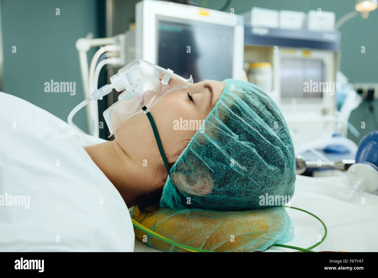 Narcotized patient avec un masque respiratoire sur table d'opération Banque D'Images