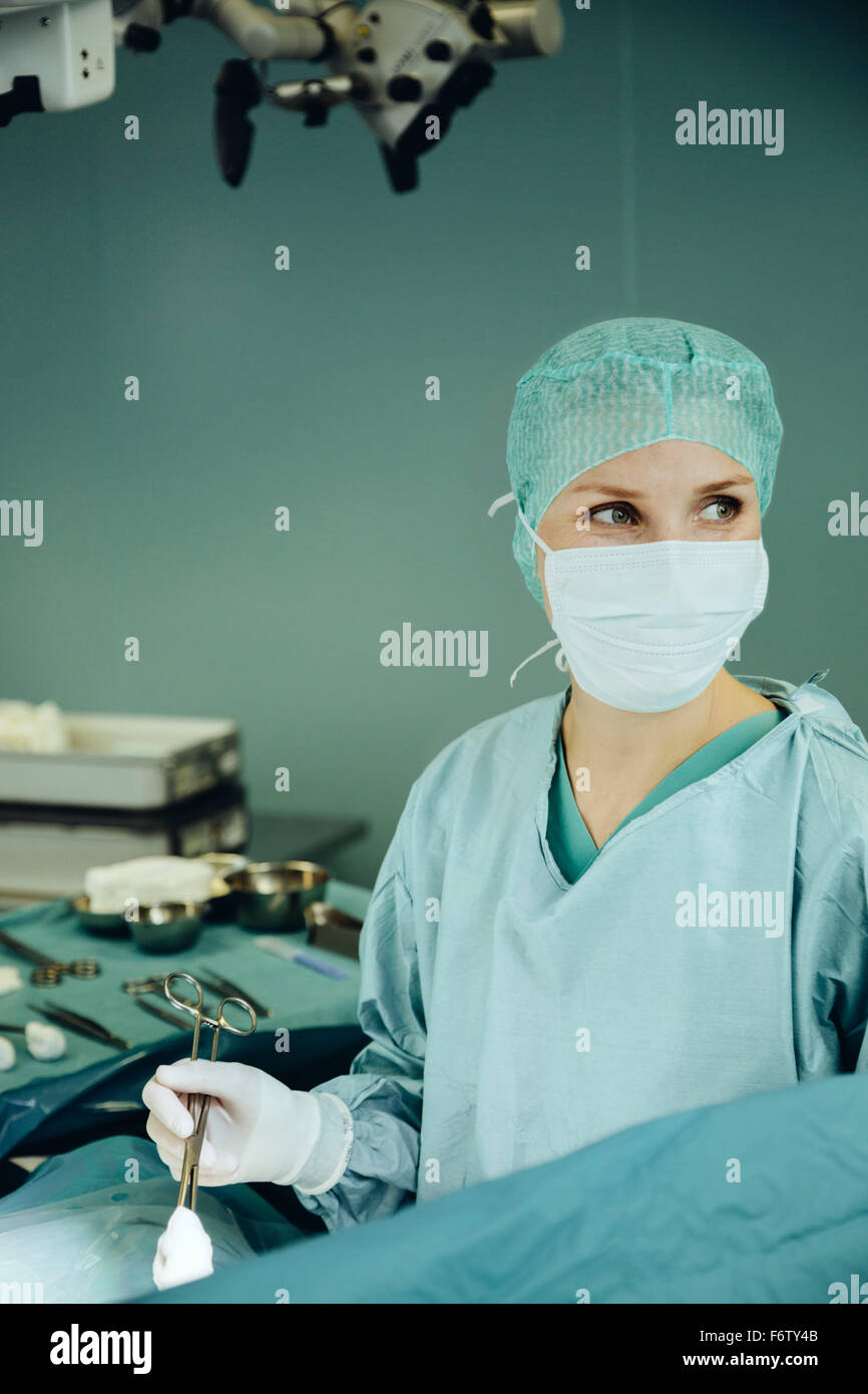 Chirurgienne collier de maintien en salle d'opération pendant la chirurgie Banque D'Images