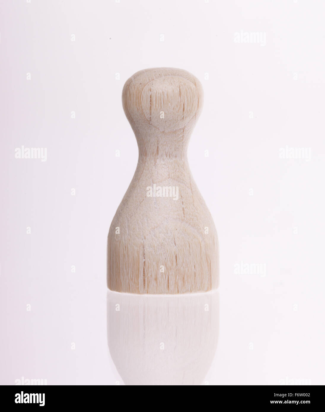 Pion en bois isolé sur fond blanc Banque D'Images