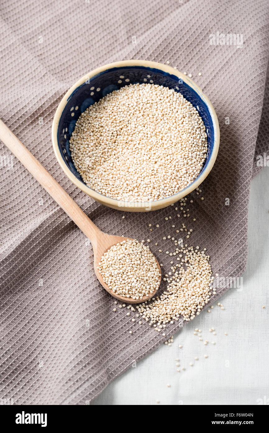 Bol de quinoa avec des cuillères en bois et serviettes de cuisine Banque D'Images