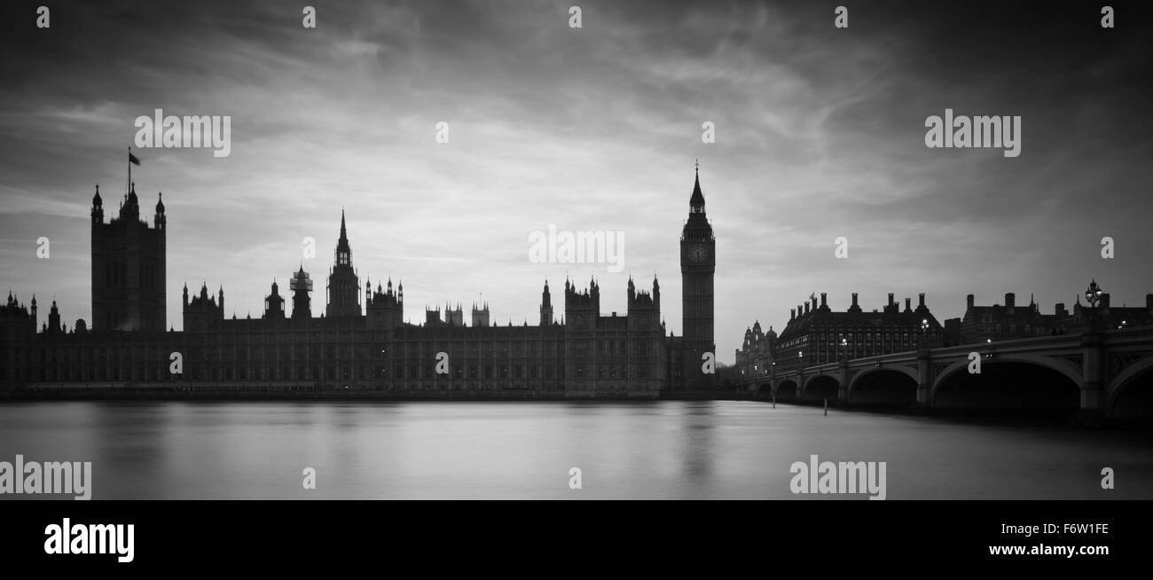 Big Ben et des chambres du Parlement au cours de l'hiver coucher de soleil en noir et blanc Banque D'Images