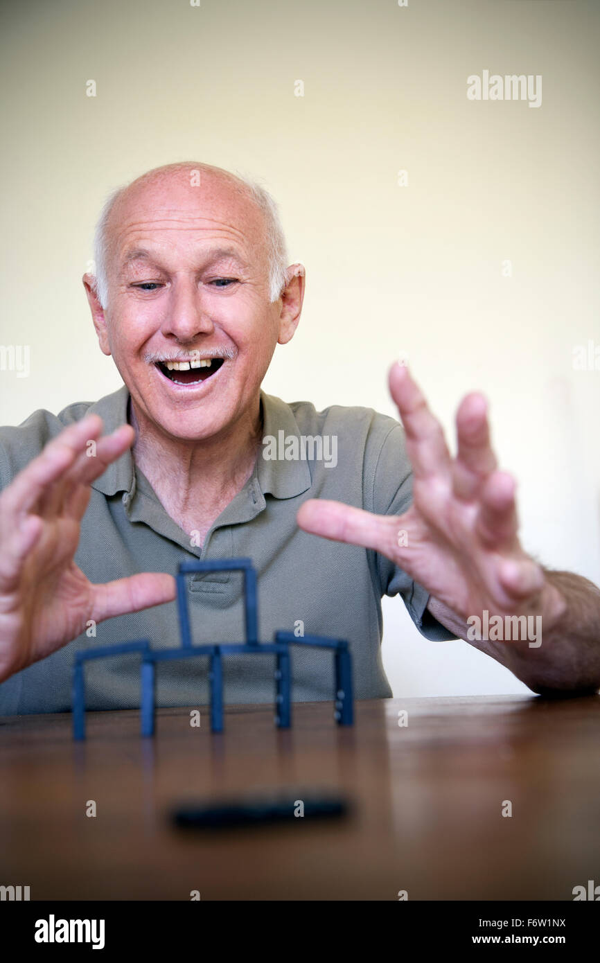 Portrait de senior avec Domino Banque D'Images