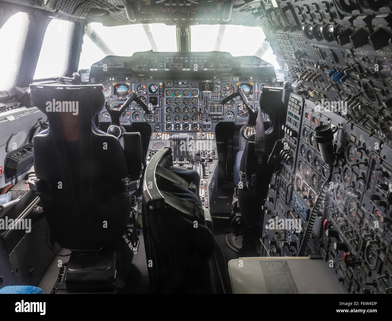 Cockpit d'un avion de ligne supersonique Concorde exposé au musée de la technologie de Sinsheim, Allemagne. Banque D'Images