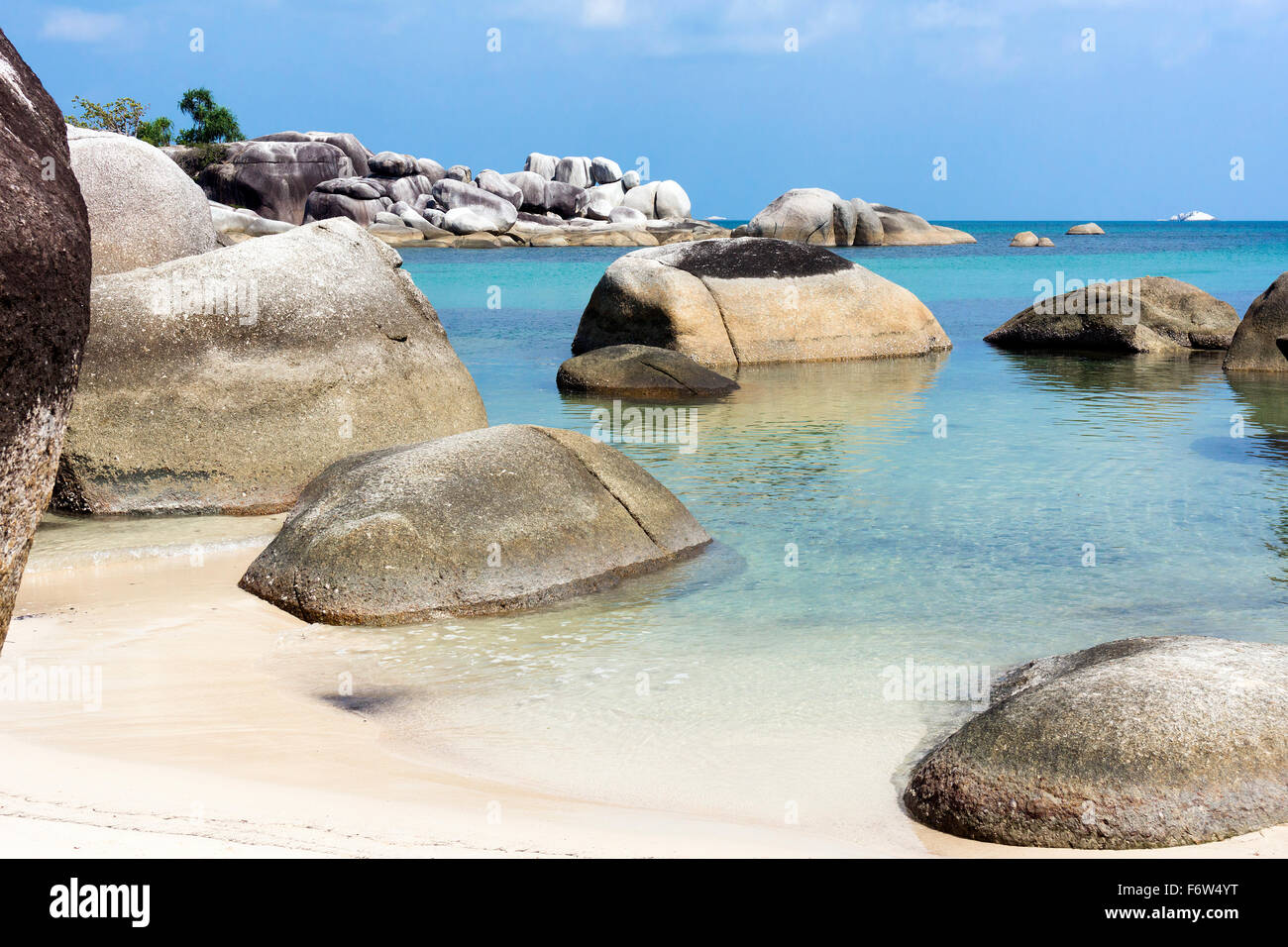 L'Indonésie, Belitung, plage de Tanjung Tinggi, roches granitiques at beach Banque D'Images