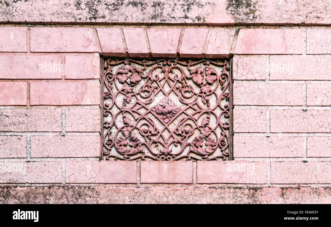 Façade d'une ancienne villa italienne avec grille artistique fait main. Banque D'Images