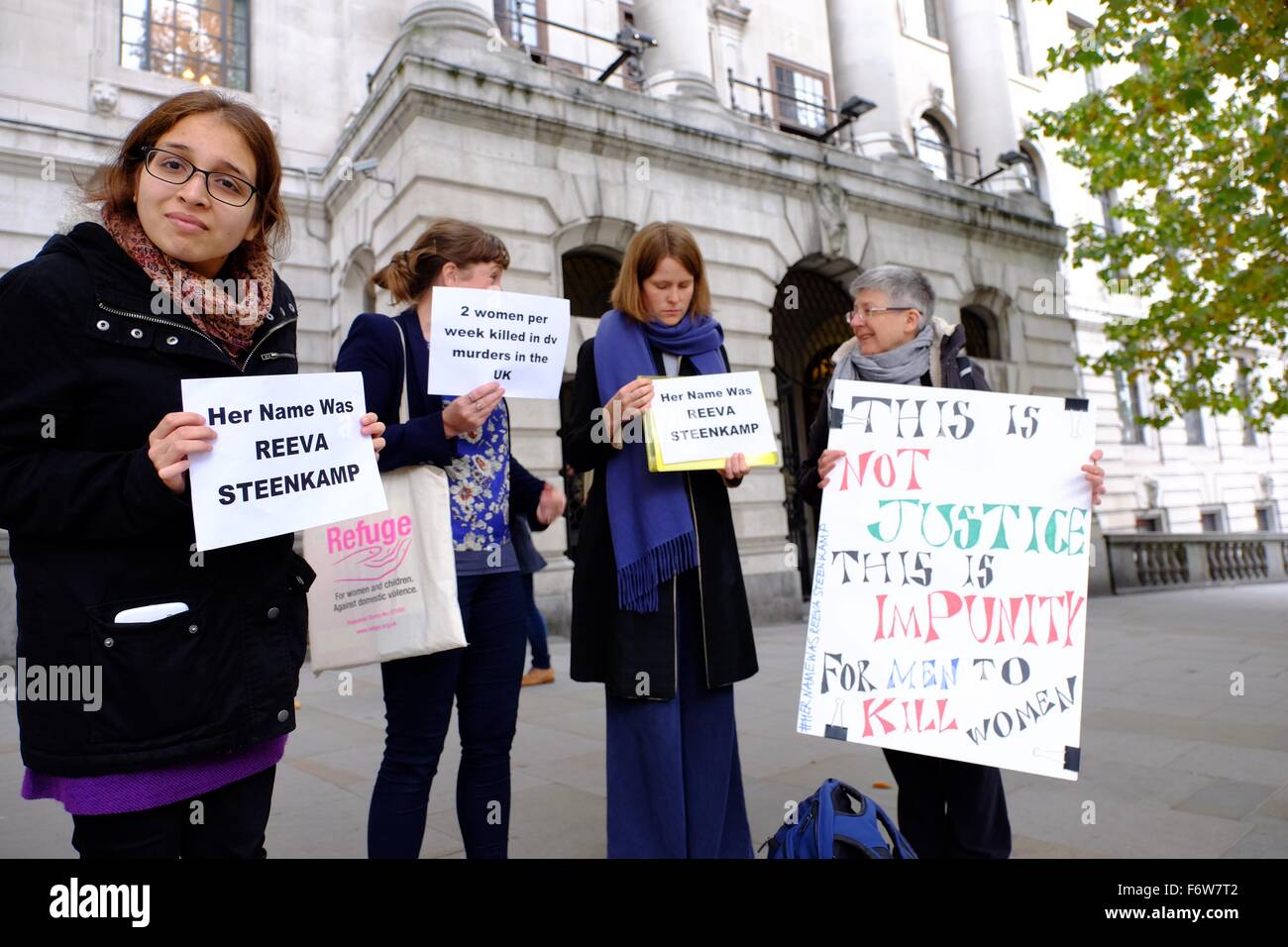 Son nom était Reeva Steenkamp protester a lieu en dehors de l'ambassade d'Afrique du Sud contre la libération d'Oscar Pistorius seulement une année il a été reconnu coupable d'homicide comprend : voir, l'atmosphère où : London, Royaume-Uni Quand : 19 Oct 2015 Banque D'Images