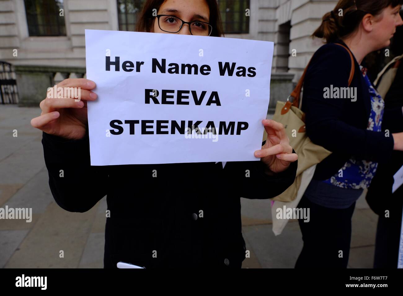 Son nom était Reeva Steenkamp protester a lieu en dehors de l'ambassade d'Afrique du Sud contre la libération d'Oscar Pistorius seulement une année il a été reconnu coupable d'homicide comprend : voir, l'atmosphère où : London, Royaume-Uni Quand : 19 Oct 2015 Banque D'Images