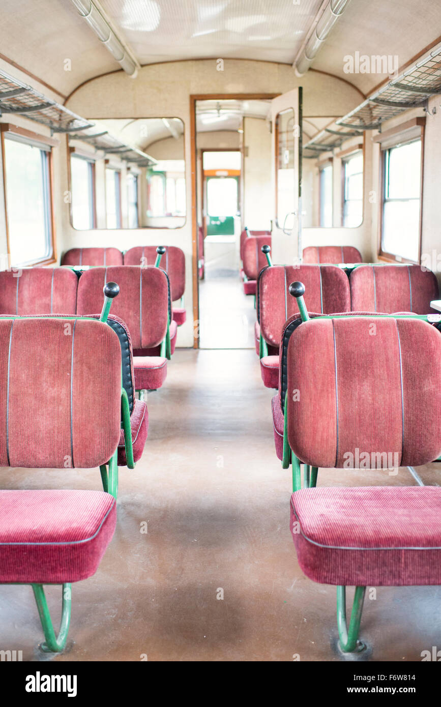 L'intérieur du train à l'ancienne montrant des sièges vides. Banque D'Images