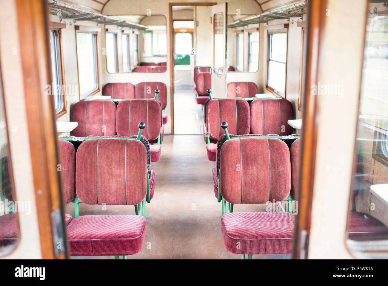 L'intérieur du train à l'ancienne montrant des sièges vides. Banque D'Images