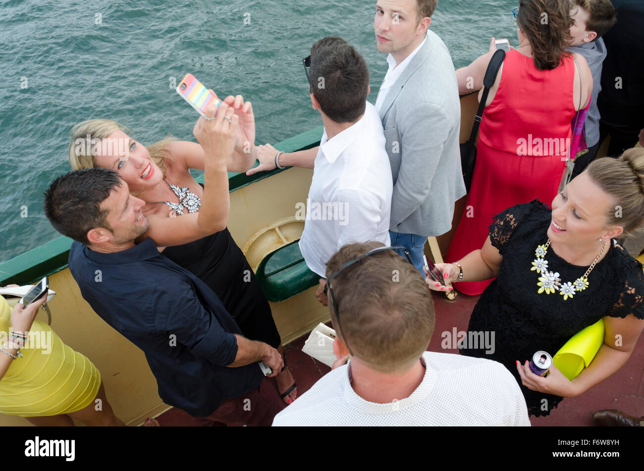 Les personnes qui prennent une photo sur un selfies Ferry Sydney Banque D'Images