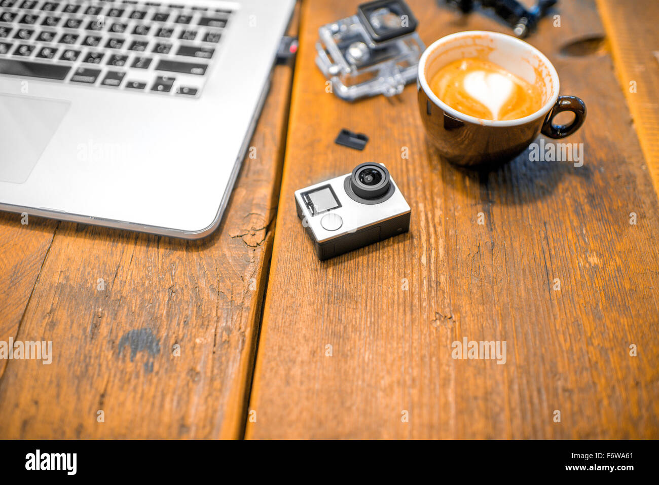 Petite action caméra vidéo avec coffe cup et ordinateur portable sur la table en bois Banque D'Images