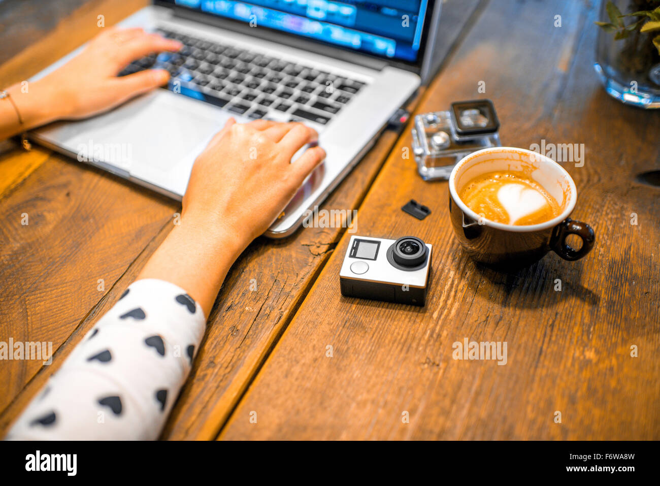 Petite action caméra vidéo avec coffe cup et ordinateur portable sur la table en bois Banque D'Images