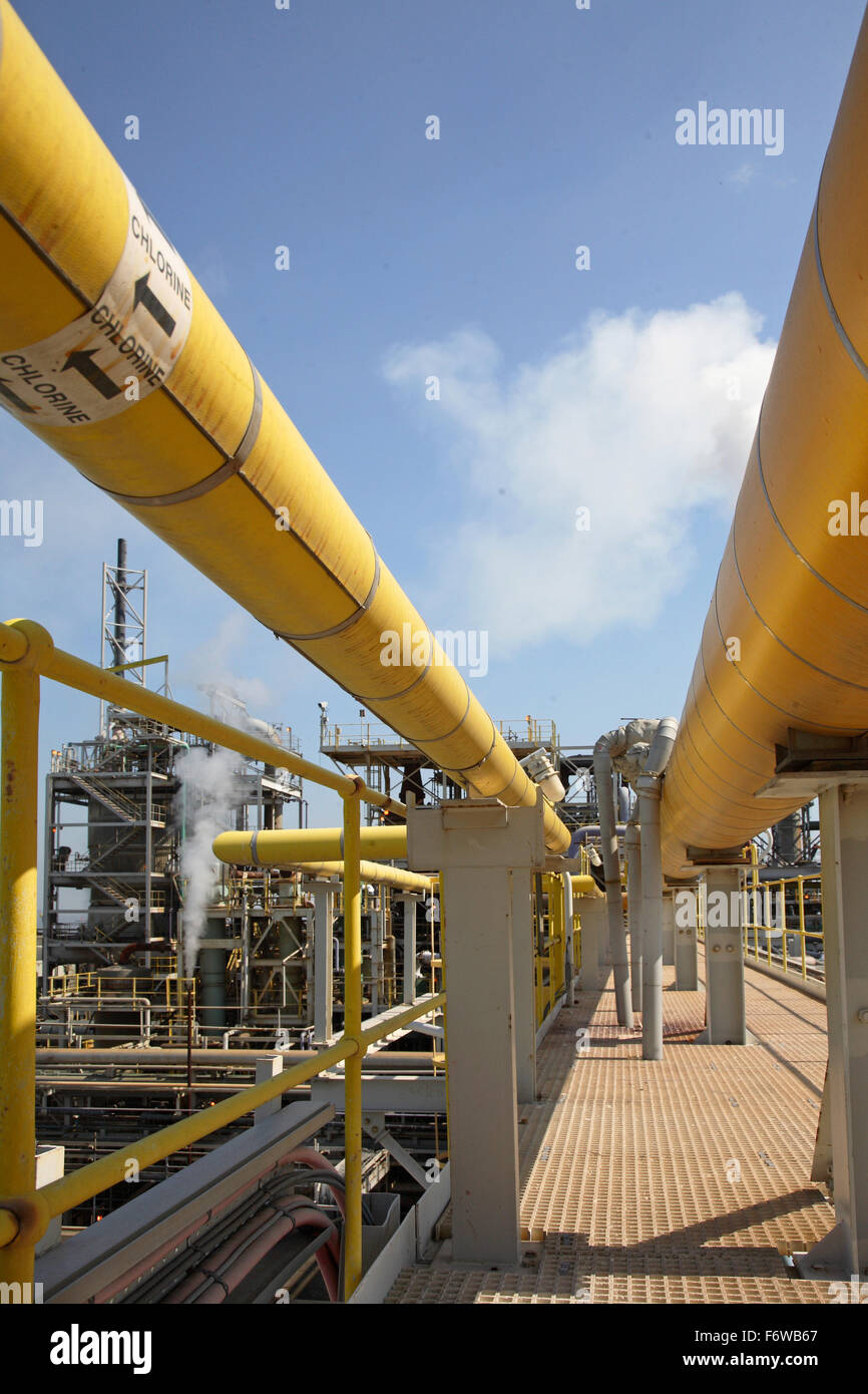 Tuyau de haut niveau intitulée Le chlore dans une usine chimique à Teeside, UK, spectacles et de l'usine de traitement des supports de tuyau à l'arrière-plan Banque D'Images