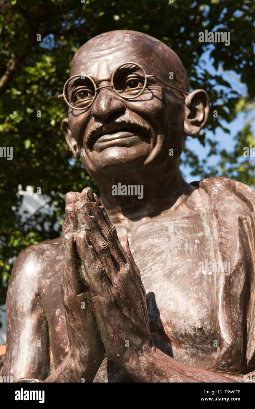 Royaume-uni, Angleterre, dans le Yorkshire, Hull, High Street, Mandela Jardins, buste de Mohandas Gandhi (Mahatma), par Shirgaoankar Jaiprakash Banque D'Images