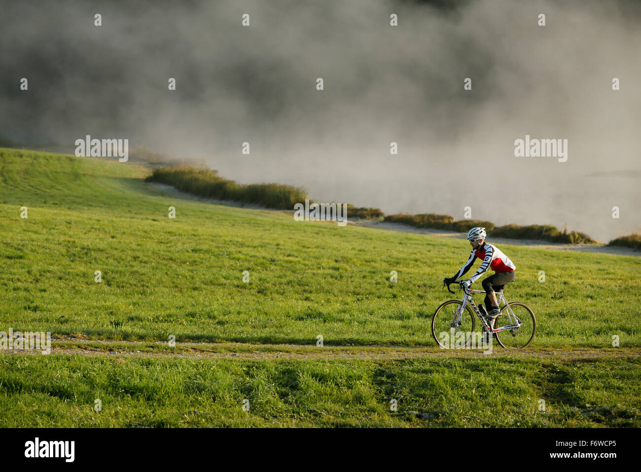 L'homme en tournée à l'automne, cyclocross, Munsing Degerndorf, Bavière, Allemagne Banque D'Images