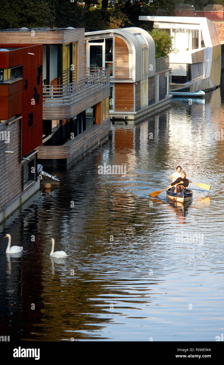 Canoë sur l'Eilbek deux péniches le long du canal, Hambourg, Allemagne Banque D'Images