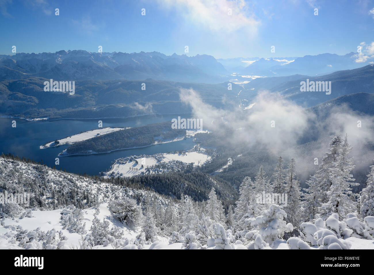 Vue de le lac de Walchensee, gamme Karwendel en arrière-plan, à l'Italia, Alpes bavaroises, Upper Bavaria, Bavaria, Germany Banque D'Images
