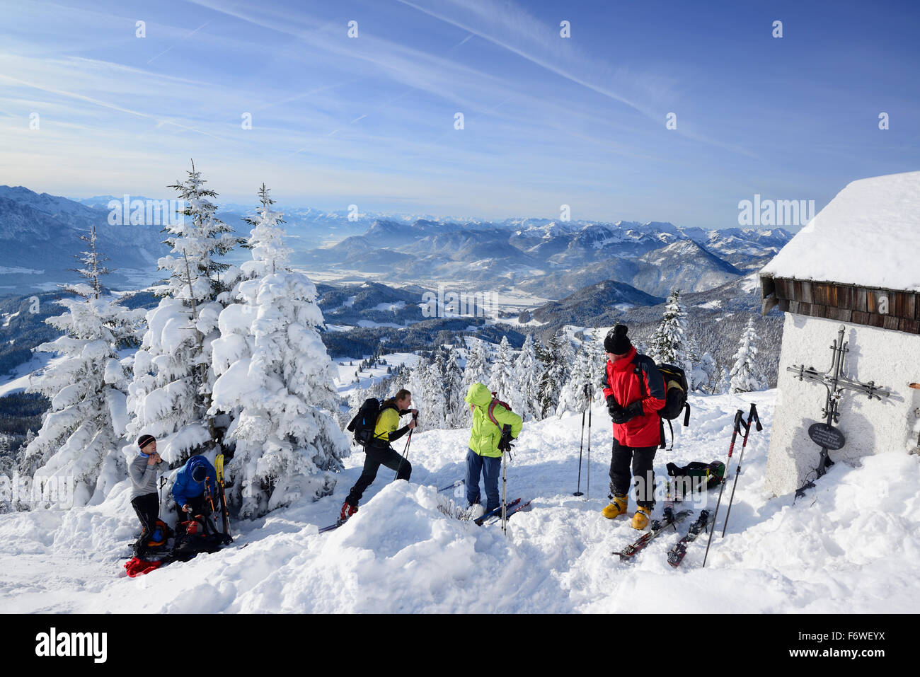 Groupe de personnes ski debout au sommet du Spitzstein, vallée de l'Inn et Mangfall éventail en arrière-plan, le dos Banque D'Images