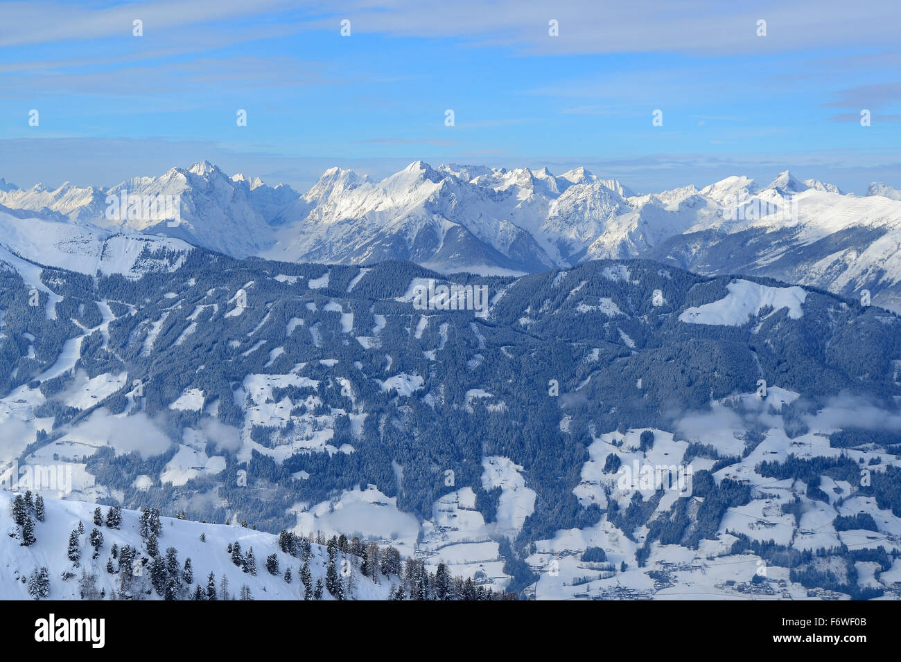 Vue vers la vallée de Zillertal et de Zillertal, gamme Sagtaler Spitzen, Kitzbuehel, Tyrol, Autriche Banque D'Images