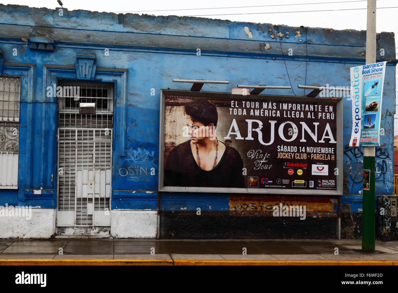 Ricardo Arjona concert poster sur le mur de chambre dans le district de Barranco, Lima, Pérou Banque D'Images