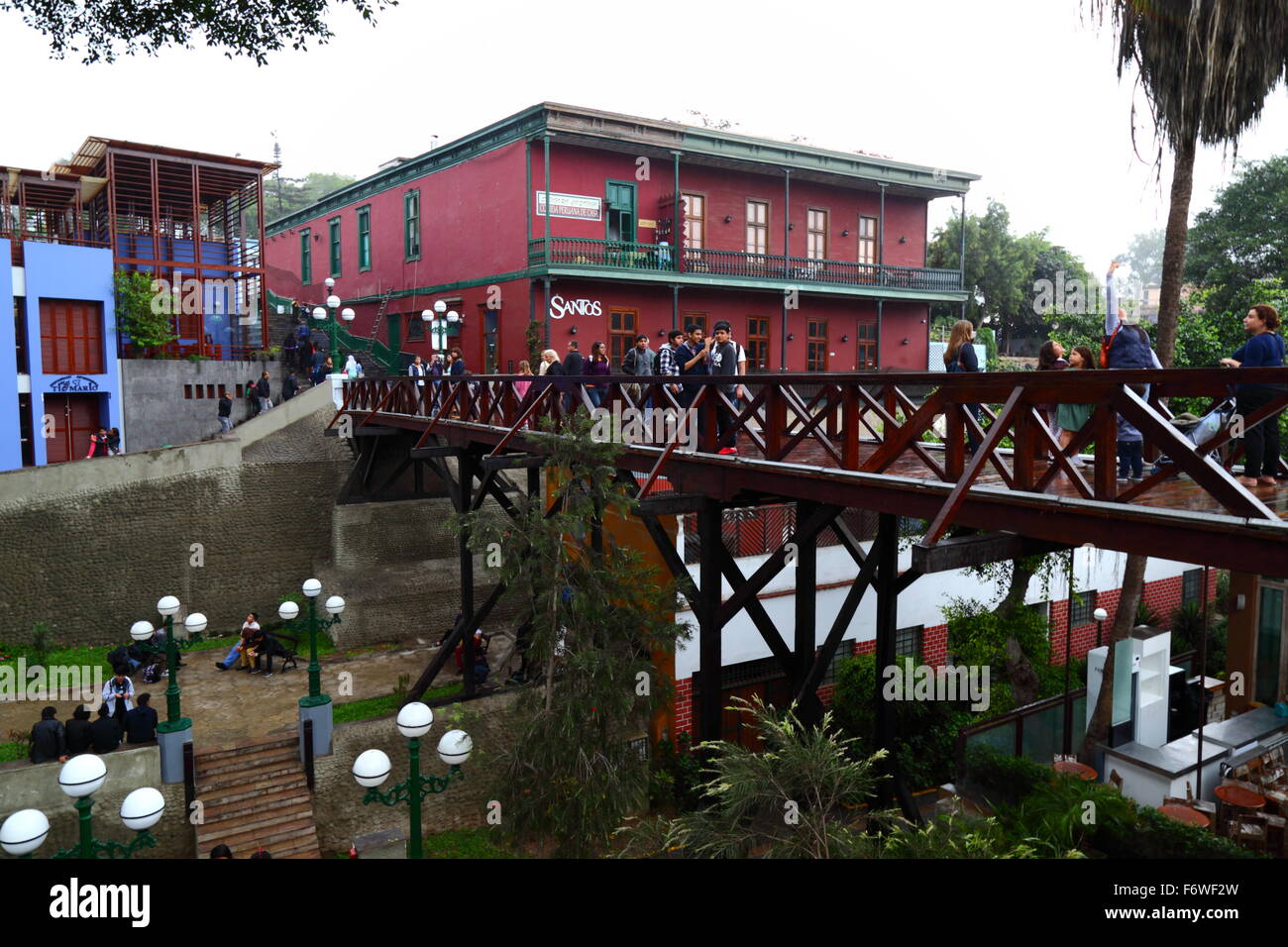 Pont des Soupirs / Puente de los Suspiros et Colonial building dans le quartier de Barranco, Lima, Pérou Banque D'Images