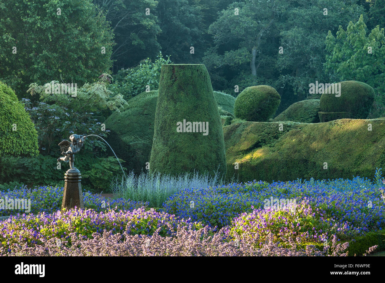 Crathes Castle, Aberdeen, Écosse, Royaume-Uni. La fontaine, le jardin planté de perovskia, cataire (nepeta) et géranium bleu Banque D'Images
