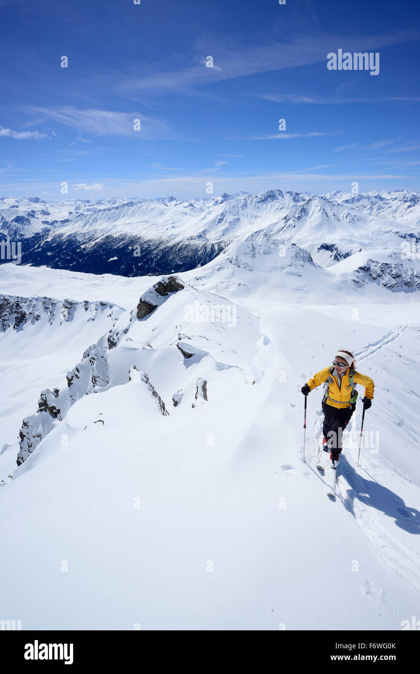 Dans l'ordre croissant de femmes skieur Vallatscha, Alpes Livigno en arrière-plan, l'Ofenpass, Grisons, Suisse Banque D'Images