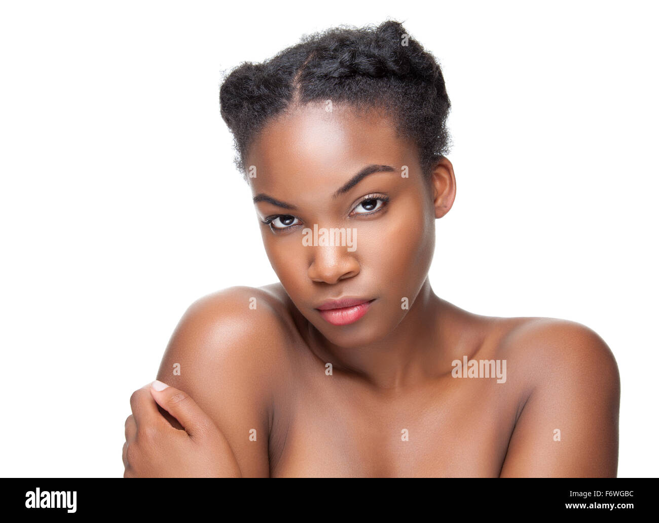 La beauté noire avec la peau parfaite et cheveux courts Banque D'Images