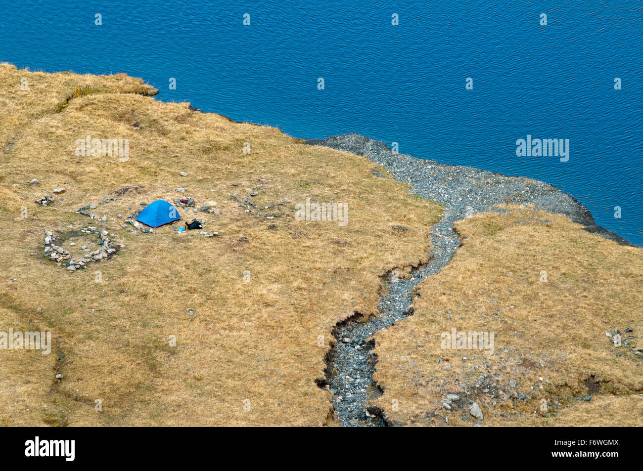 Tente au lac Podragu, montagnes de Fagaras, Transylvanie, Roumanie Banque D'Images