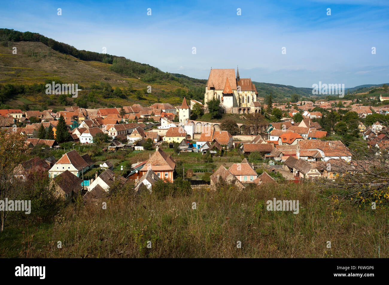 Vue sur le village avec église fortifiée, Biertan, Transylvanie, Roumanie Banque D'Images