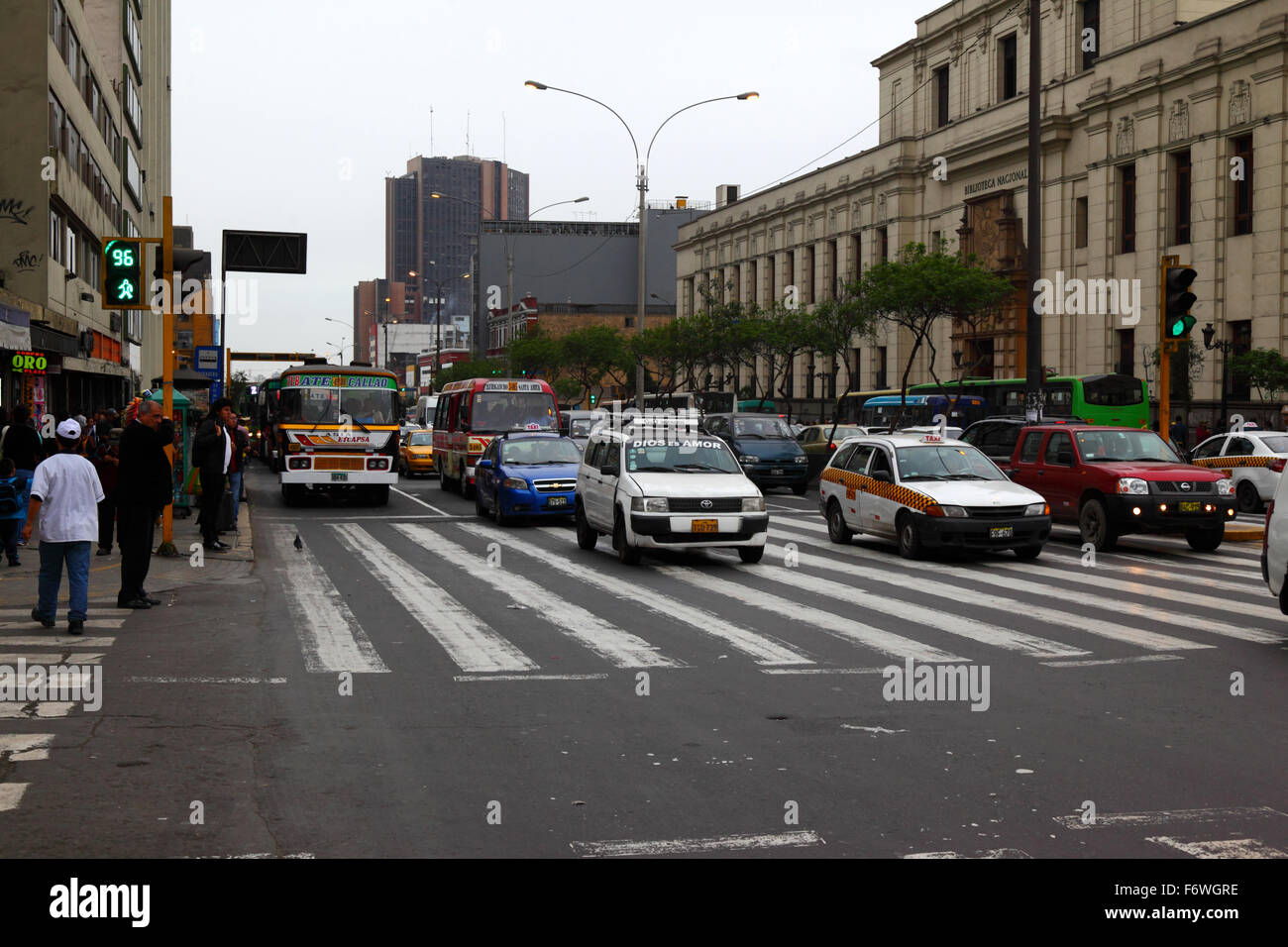 Minibus et le trafic important sur Av Abancay dans le centre de Lima, Pérou Banque D'Images