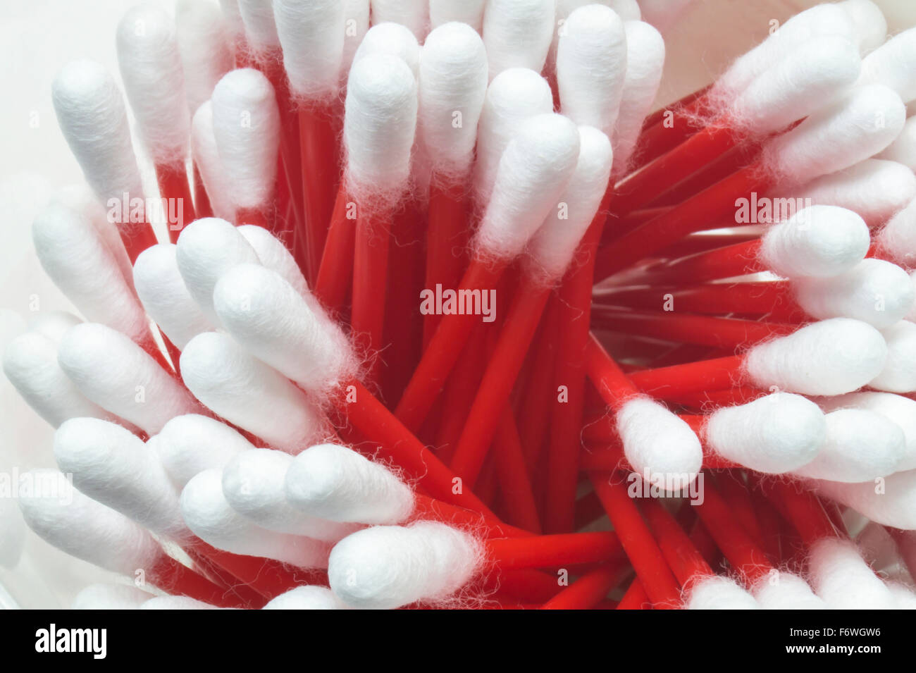 Bâtonnets stériles médicaux rouge avec la laine de coton blanc close-up Banque D'Images