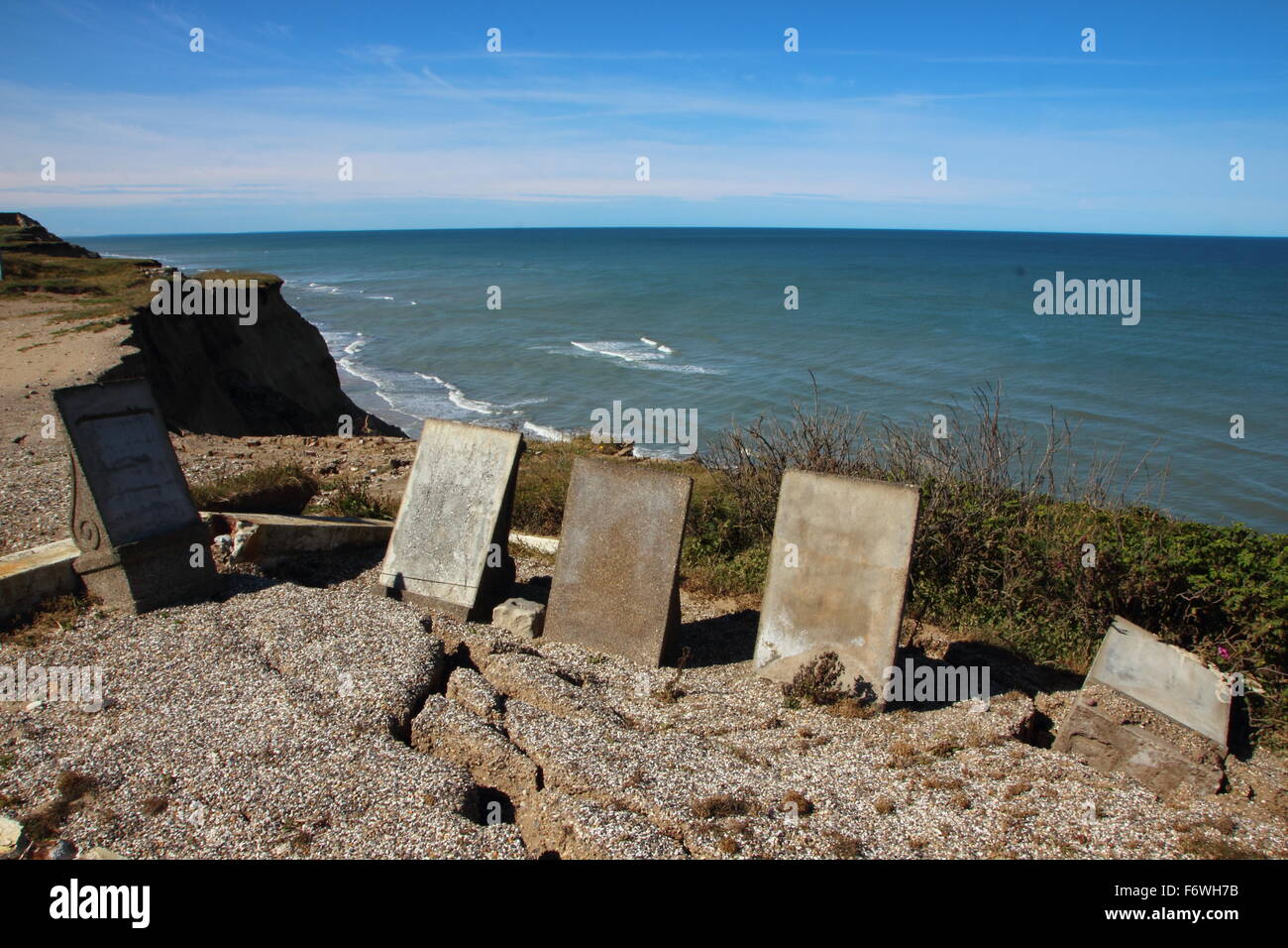 L'ancienne pierre tombale au bord de la falaise avec des fissures de l'Érosion Banque D'Images