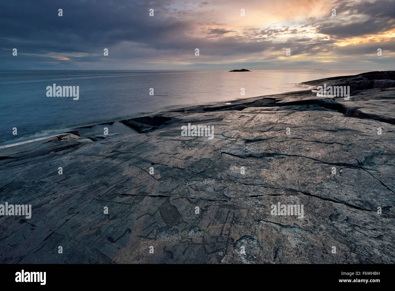 Nuits blanches, des pétroglyphes sur la rive est du lac Onega, la République de Carélie, Russie Banque D'Images