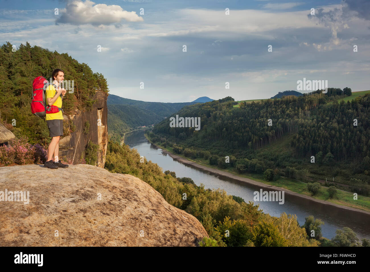 Jeune homme profitant de vue sur rivière de l'Elbe, la Suisse Saxonne Parc National, Saxe, Allemagne Banque D'Images