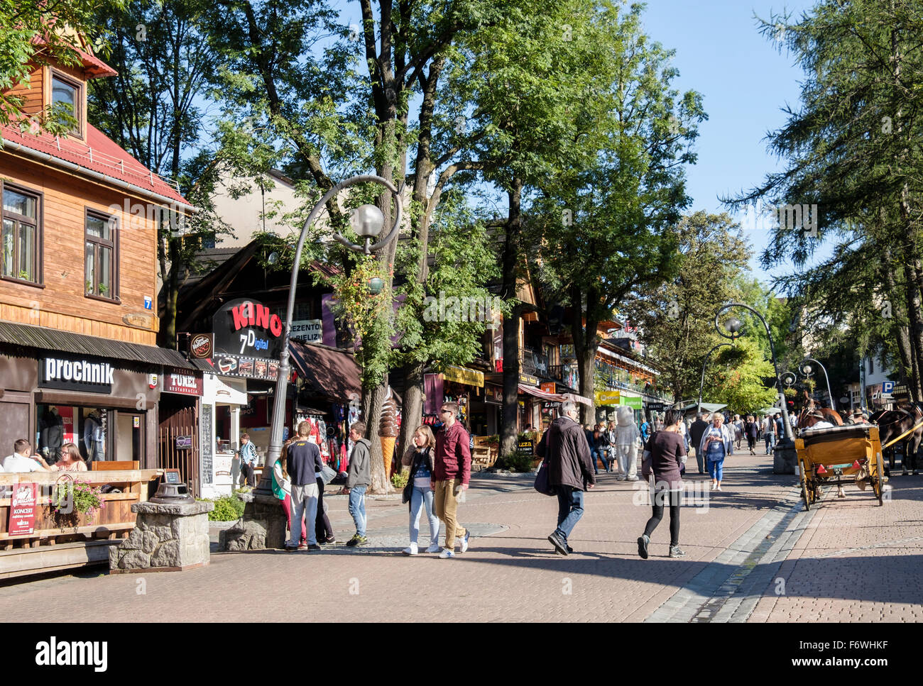 Les touristes dans la cité commerçante principale. Rue Krupowki, Zakopane, comté de Tatra, Pologne, Europe Banque D'Images
